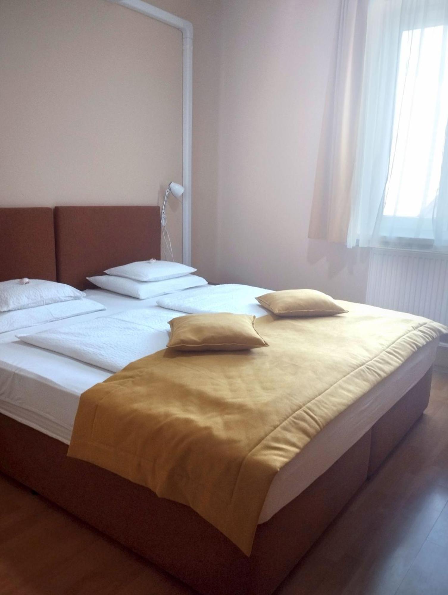 Stan Es Panzio Bed & Breakfast Balatonalmadi Exterior photo