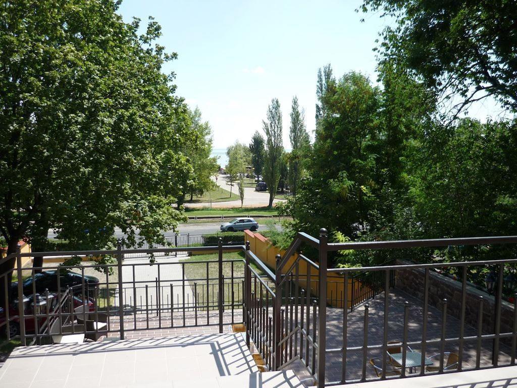 Stan Es Panzio Bed & Breakfast Balatonalmadi Exterior photo