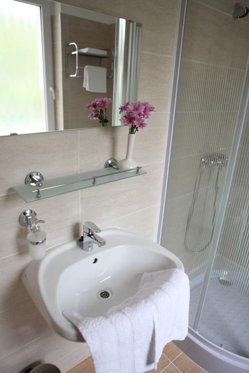 Stan Es Panzio Bed & Breakfast Balatonalmadi Room photo